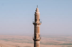 Un'alta torre nel mezzo di un deserto