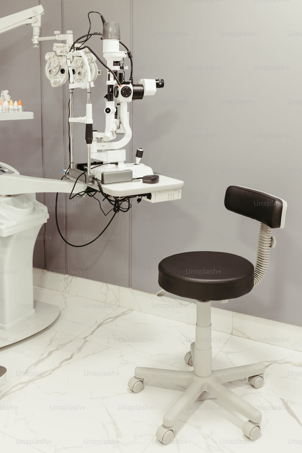 una silla de dentista con un microscopio encima.
