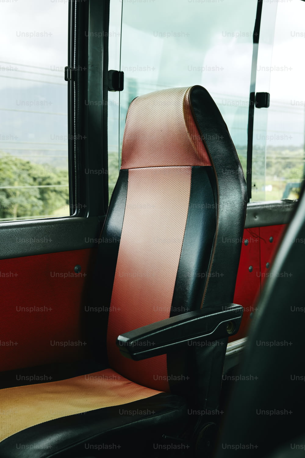 窓の外を眺めるバスの座席