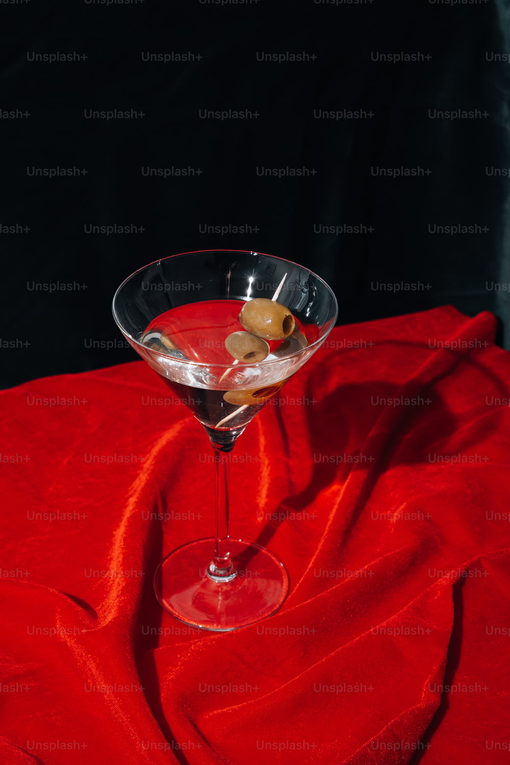 ein rotes Tuch mit einem Martiniglas darauf