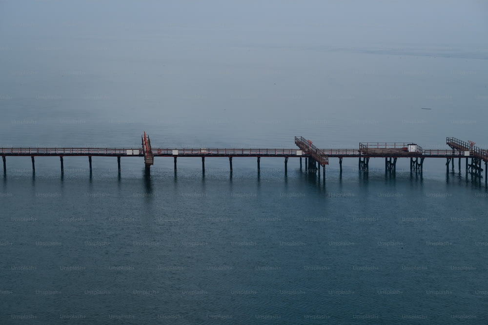 Ein langer Pier erstreckt sich in den Ozean