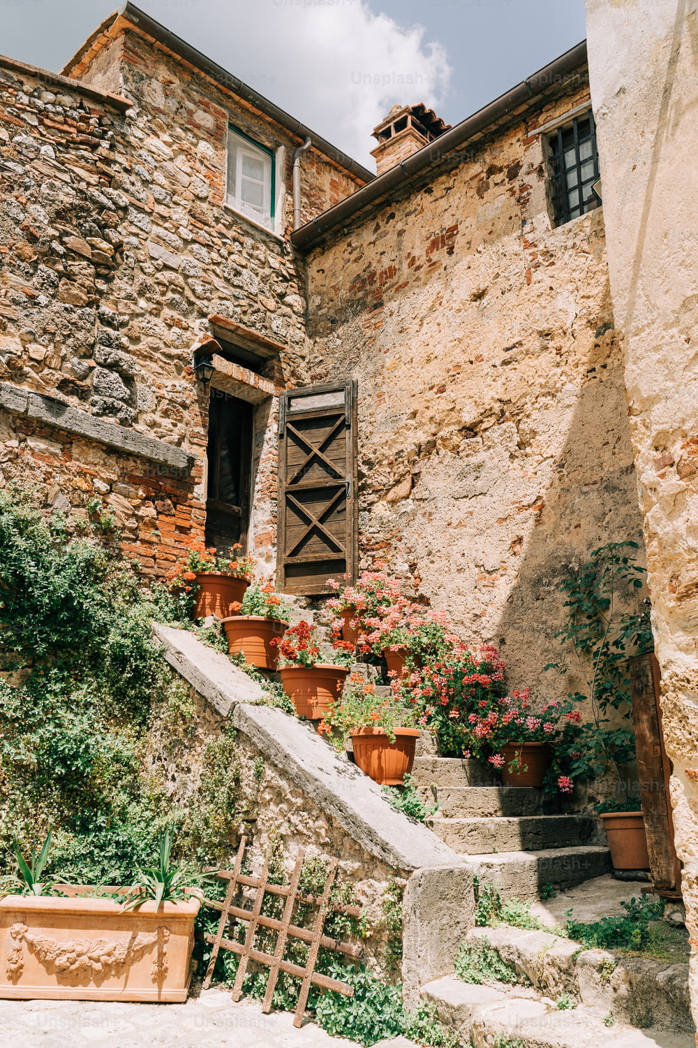 un bâtiment en pierre avec des plantes en pot sur les marches
