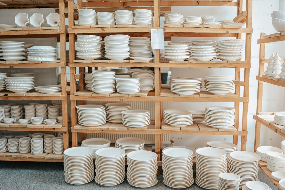 um rack de pratos e tigelas brancas em uma loja