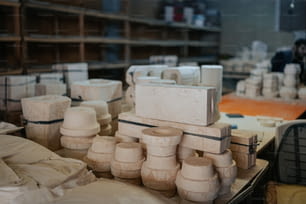 Une salle remplie de nombreux types de poterie