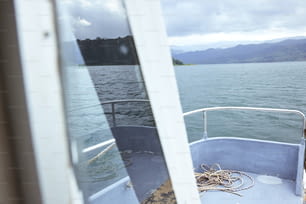 una vista di uno specchio d'acqua da una barca