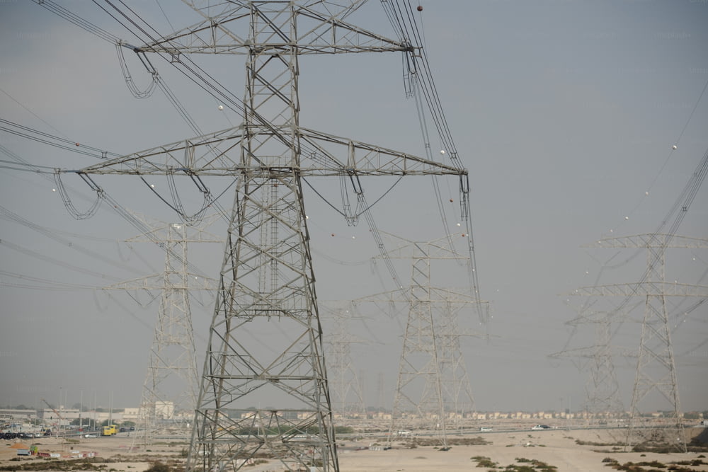 Eine Gruppe von Stromleitungen mitten in der Wüste