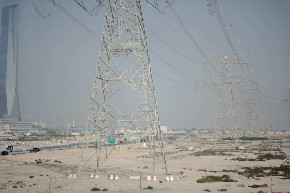 Un grand groupe de lignes électriques au milieu d’un désert