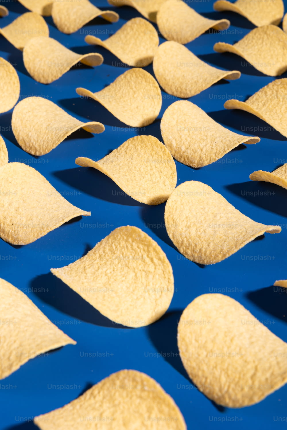 Le tortilla chips sono disposte su una superficie blu