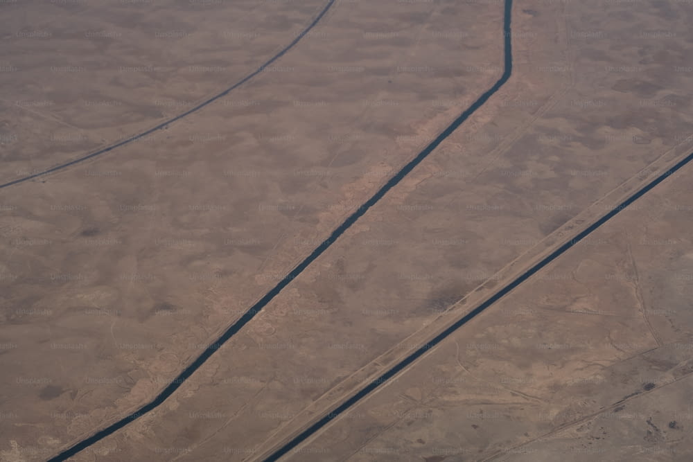 uma vista aérea de uma estrada no meio do deserto