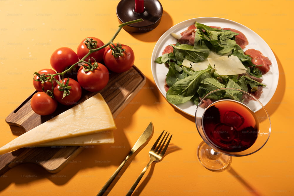 une assiette de nourriture et un verre de vin sur une table