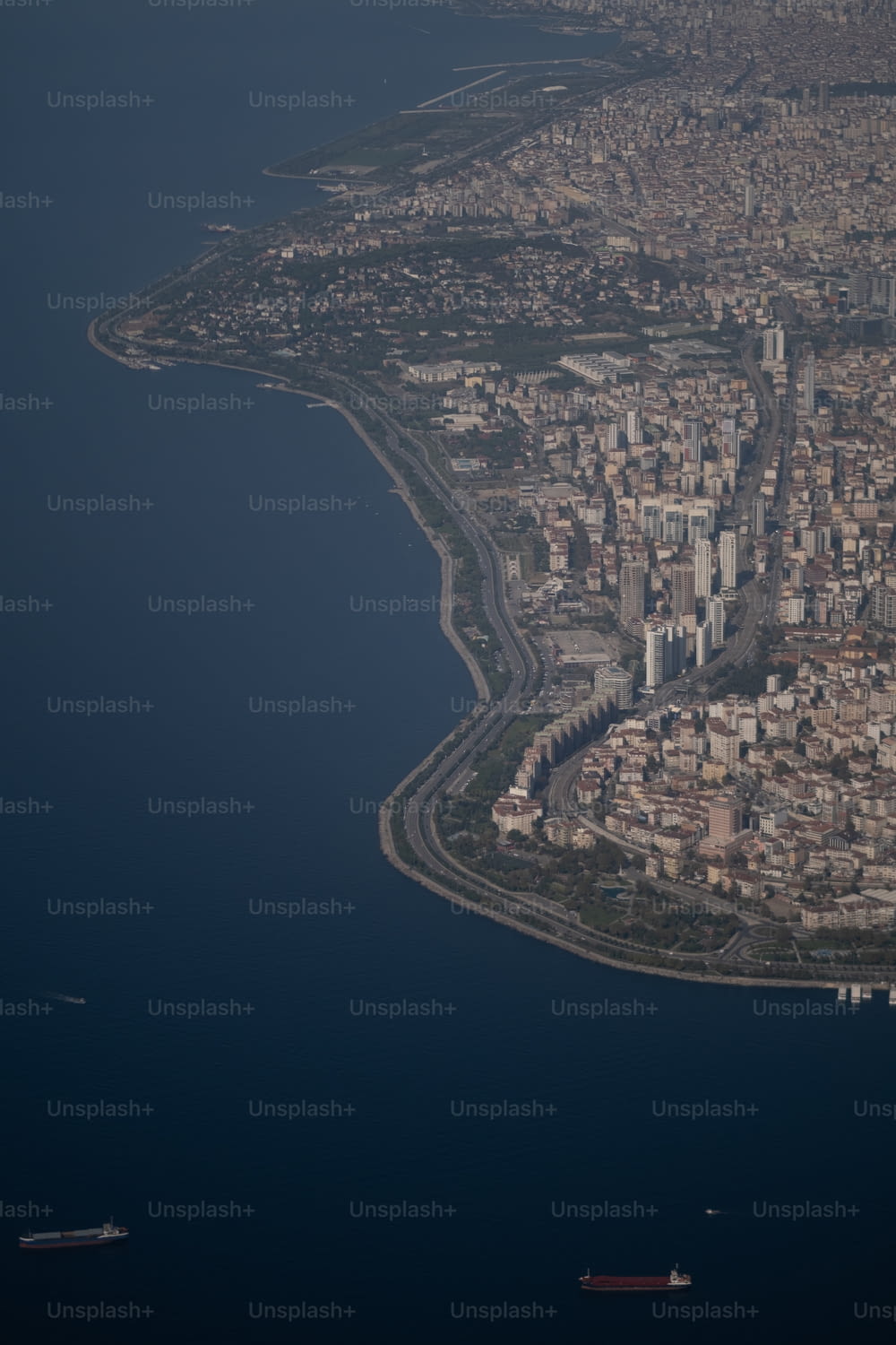 uma vista aérea de uma cidade e um corpo de água