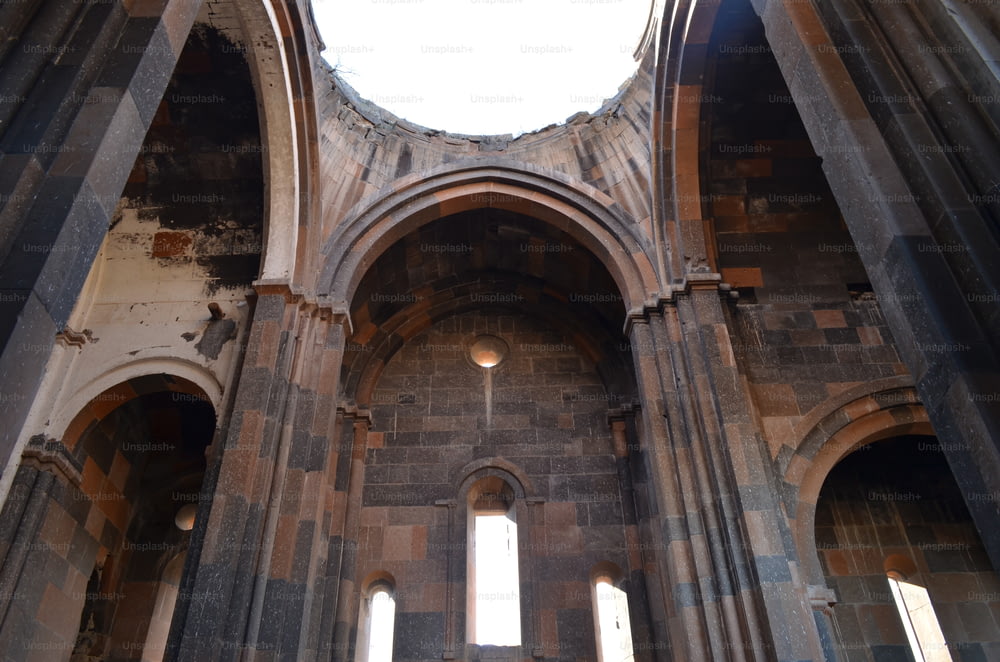 o interior de uma grande catedral com uma claraboia