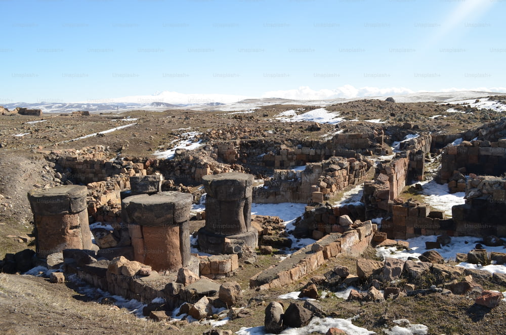 as ruínas da cidade antiga estão cobertas de neve