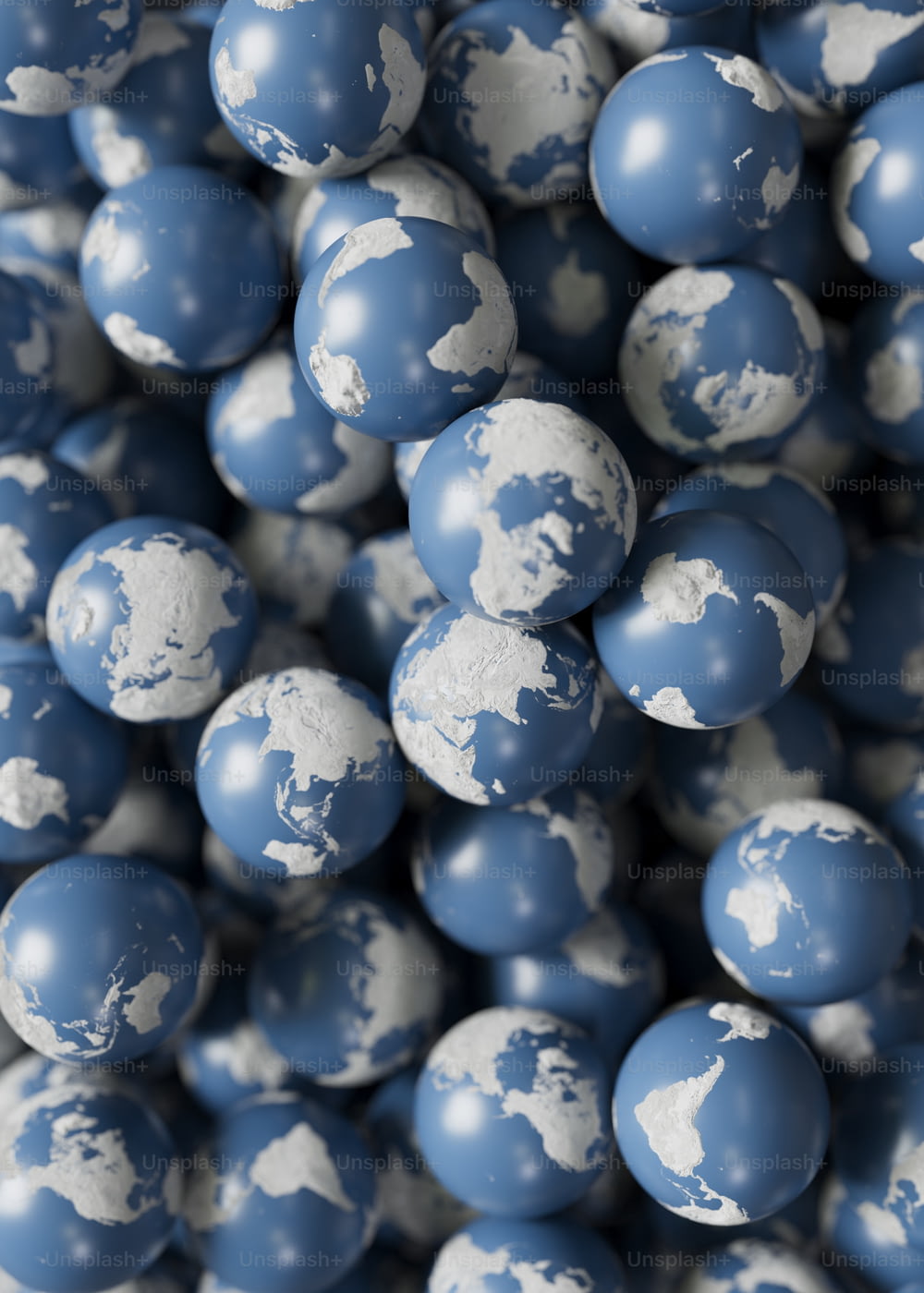 Ein Haufen blau-weißer Kugeln mit einer Weltkarte darauf