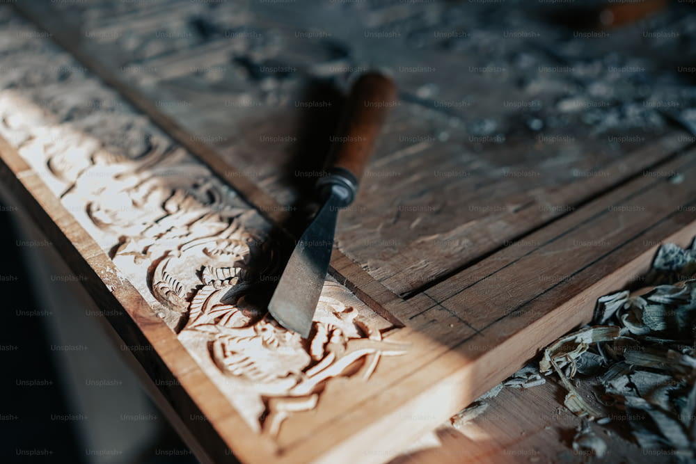 uma faca está em uma tábua de corte de madeira