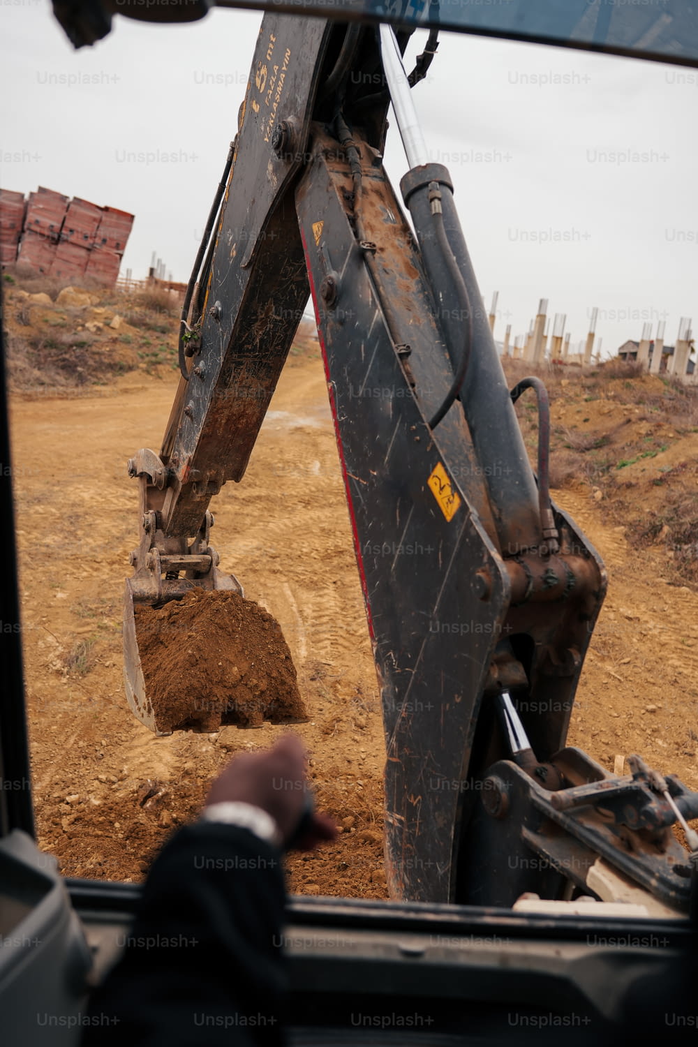 uma grande máquina cavando a sujeira em um campo