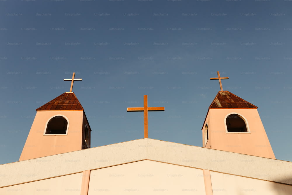 하늘 배경이 있는 건물 위에 있는 두 개의 십자가