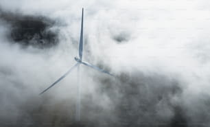 uma turbina eólica no meio de um céu cheio de nuvens