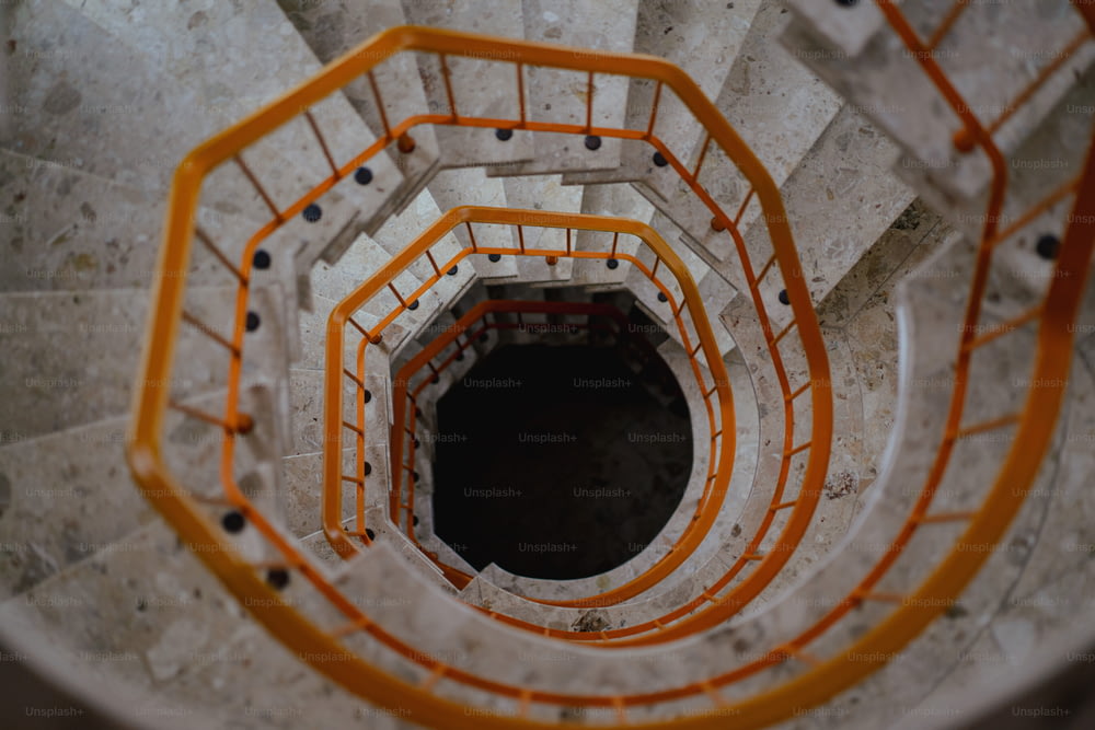 주황색과 흰색 난간이있는 나선형 계단