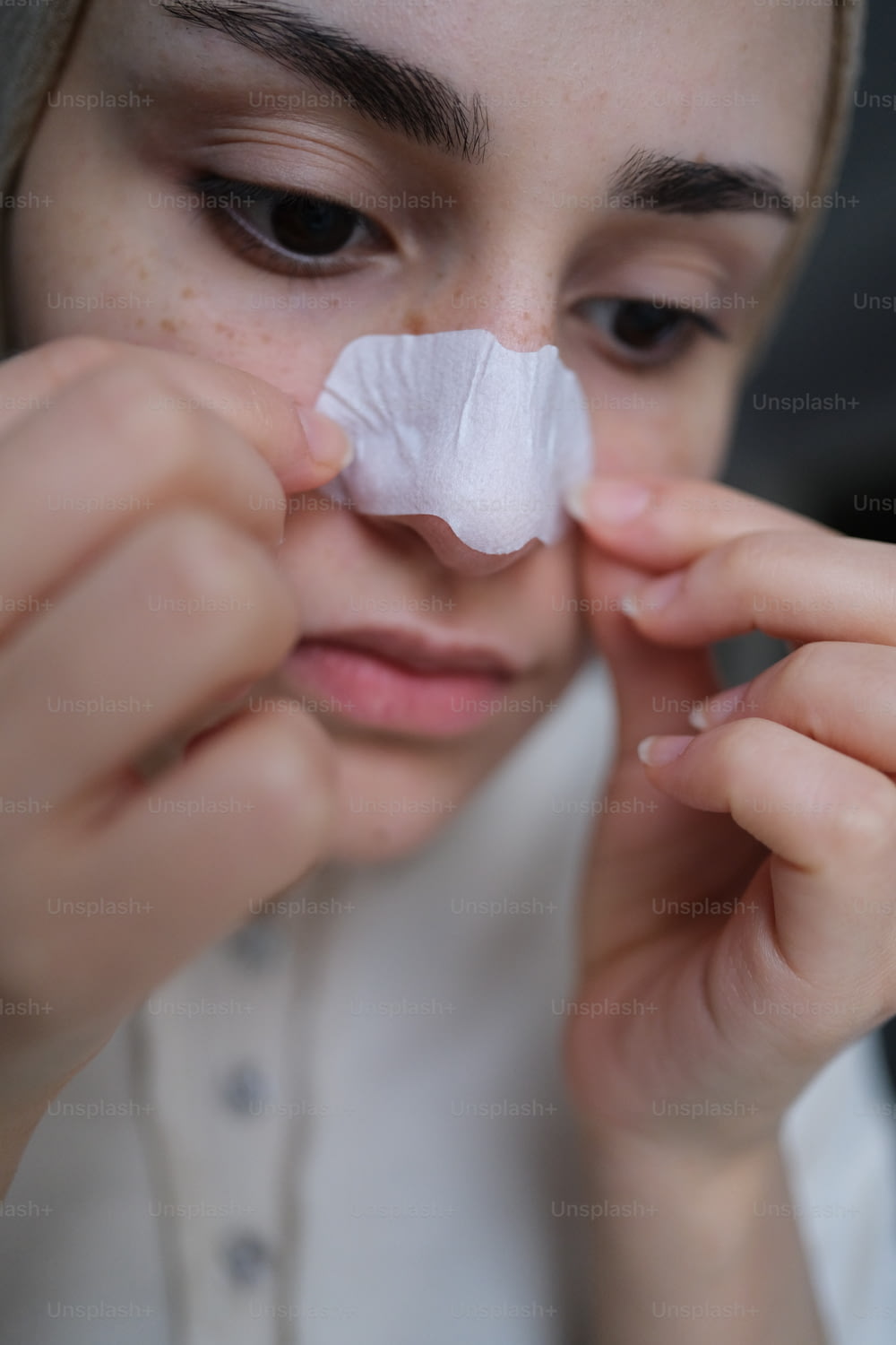 uma mulher com um pedaço de tecido no nariz