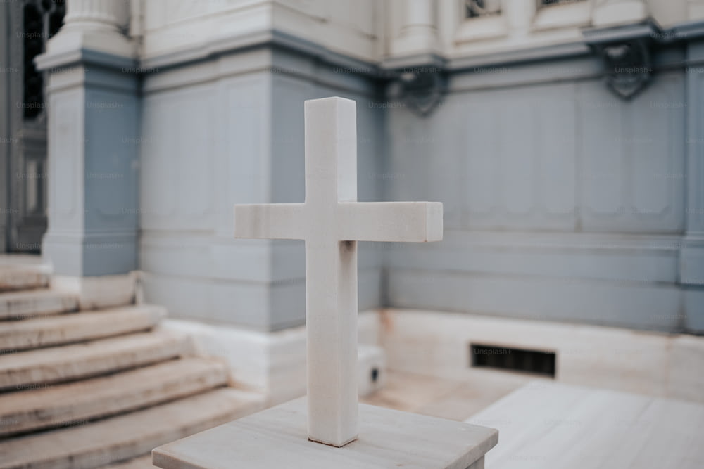 une croix blanche posée sur une table en bois