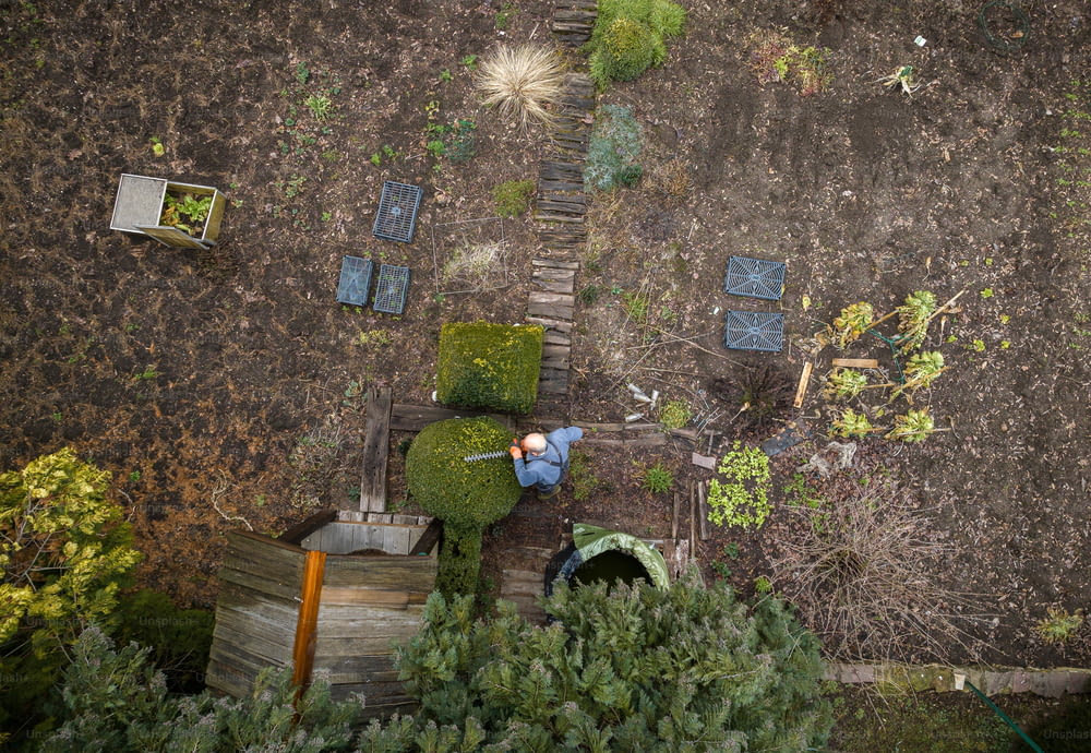 庭で働く男性の空中写真