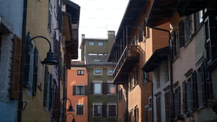 Una calle estrecha de la ciudad con edificios a ambos lados