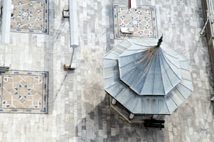 un grand parasol au sommet d’un bâtiment