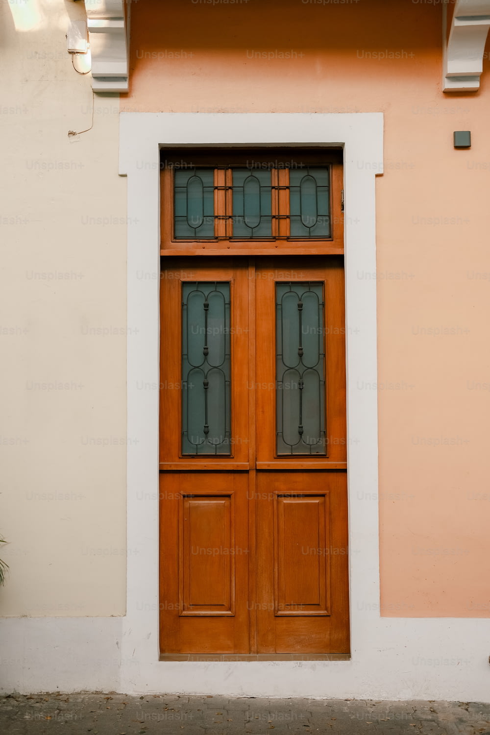 una gran puerta de madera sentada al lado de un edificio