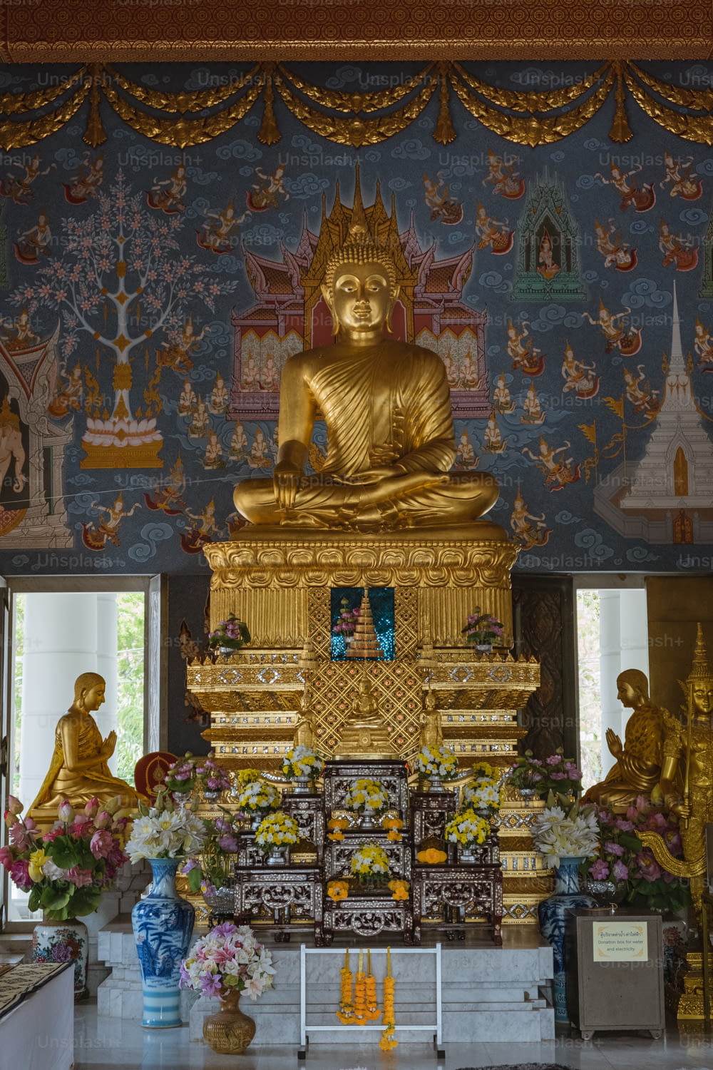 Una gran estatua dorada de Buda sentada en una habitación