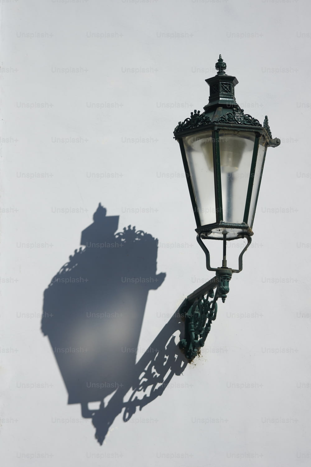 un lampadaire projetant une ombre sur un mur