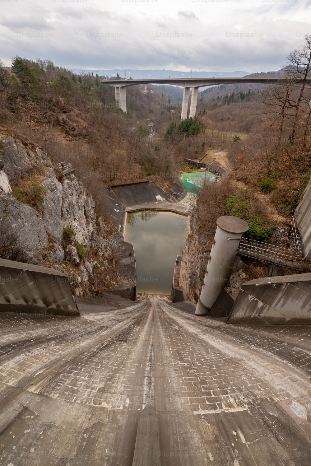 배경에 다리가있는 터널을 통과하는 도로
