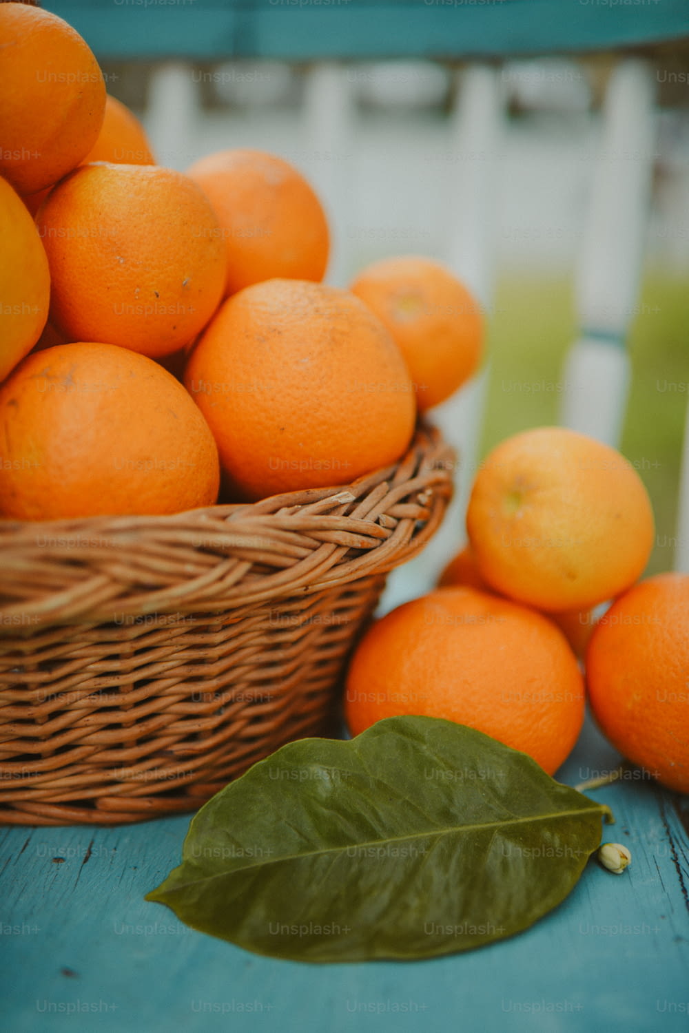 uma cesta cheia de laranjas sentada em uma mesa