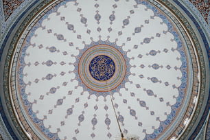 un techo con un diseño azul y blanco