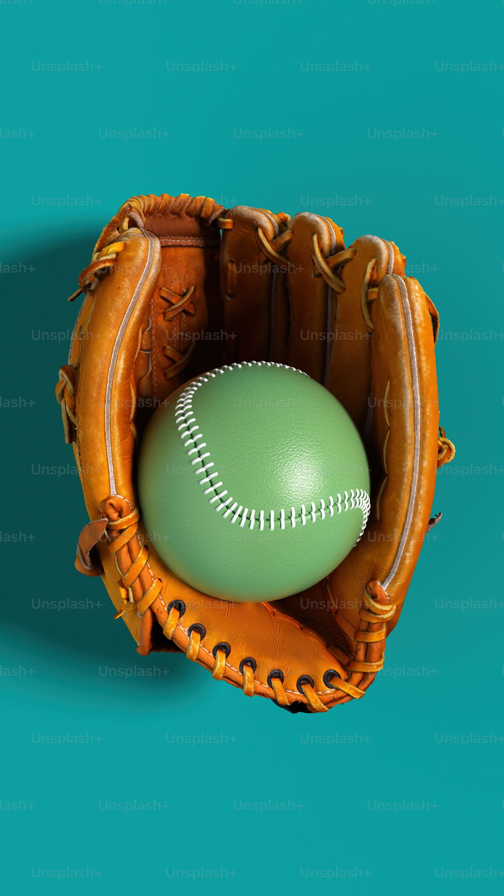 Una palla da baseball in un guanto catchers su uno sfondo blu