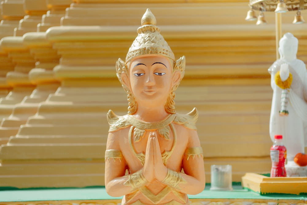 Una estatua de un Buda sentado en una mesa