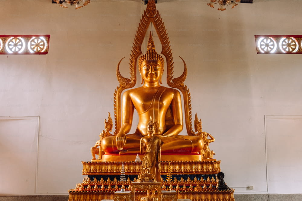 Eine goldene Buddha-Statue sitzt in einem Raum