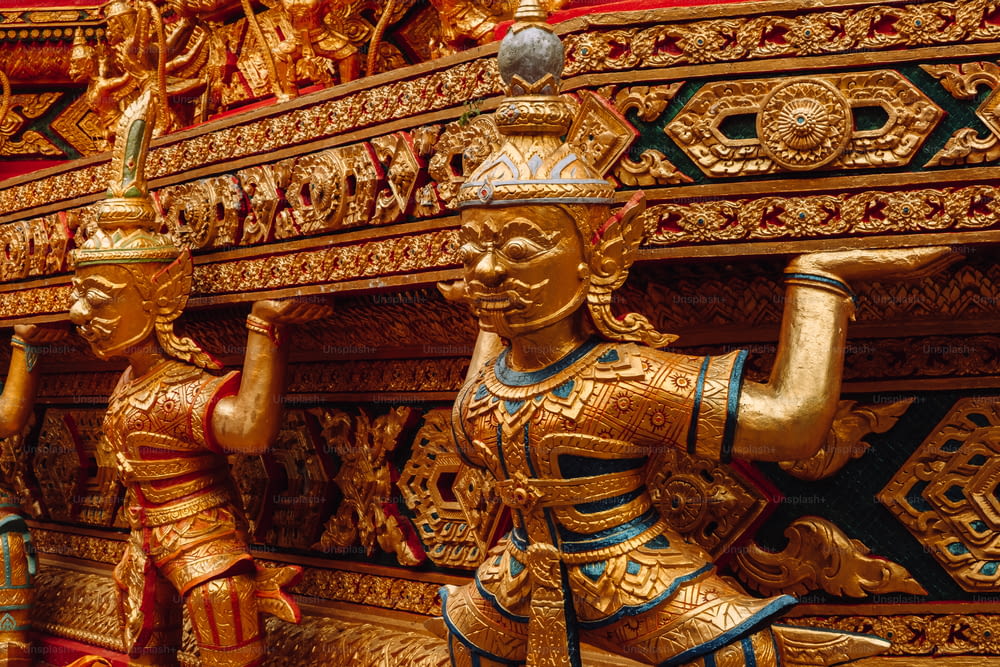 um close up de uma estátua de ouro em exibição