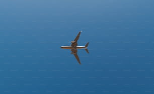 Ein Flugzeug fliegt am blauen Himmel