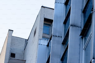 um close up de um edifício alto com janelas