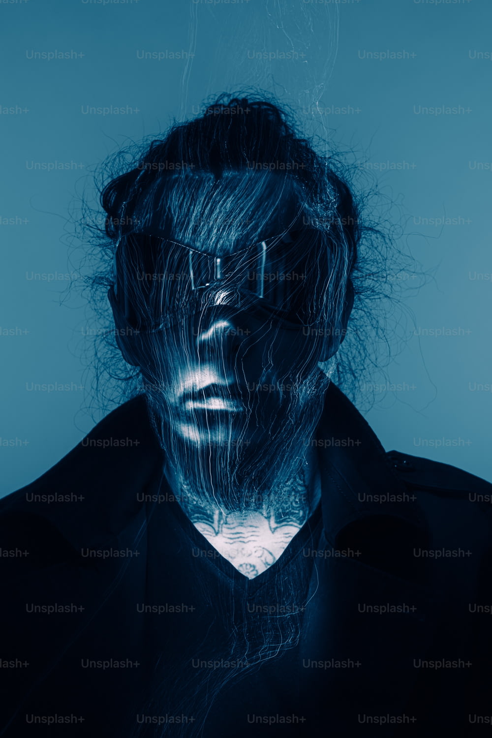 Das Gesicht eines Mannes ist mit blauem Licht bedeckt