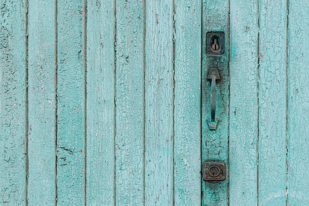 青い木製ドアのドアハンドル