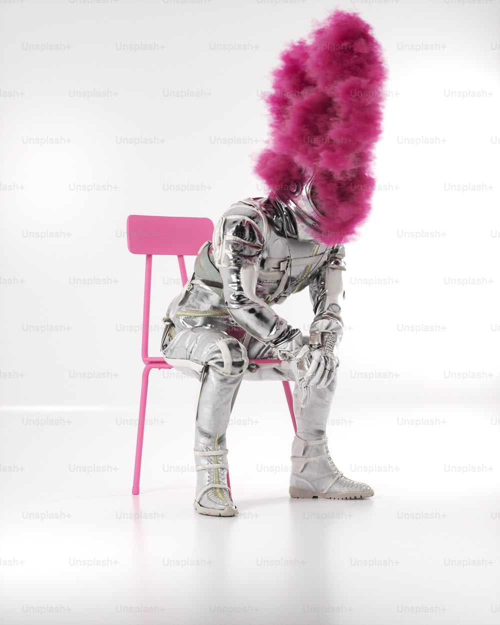 uma pessoa sentada em uma cadeira rosa com cabelo rosa