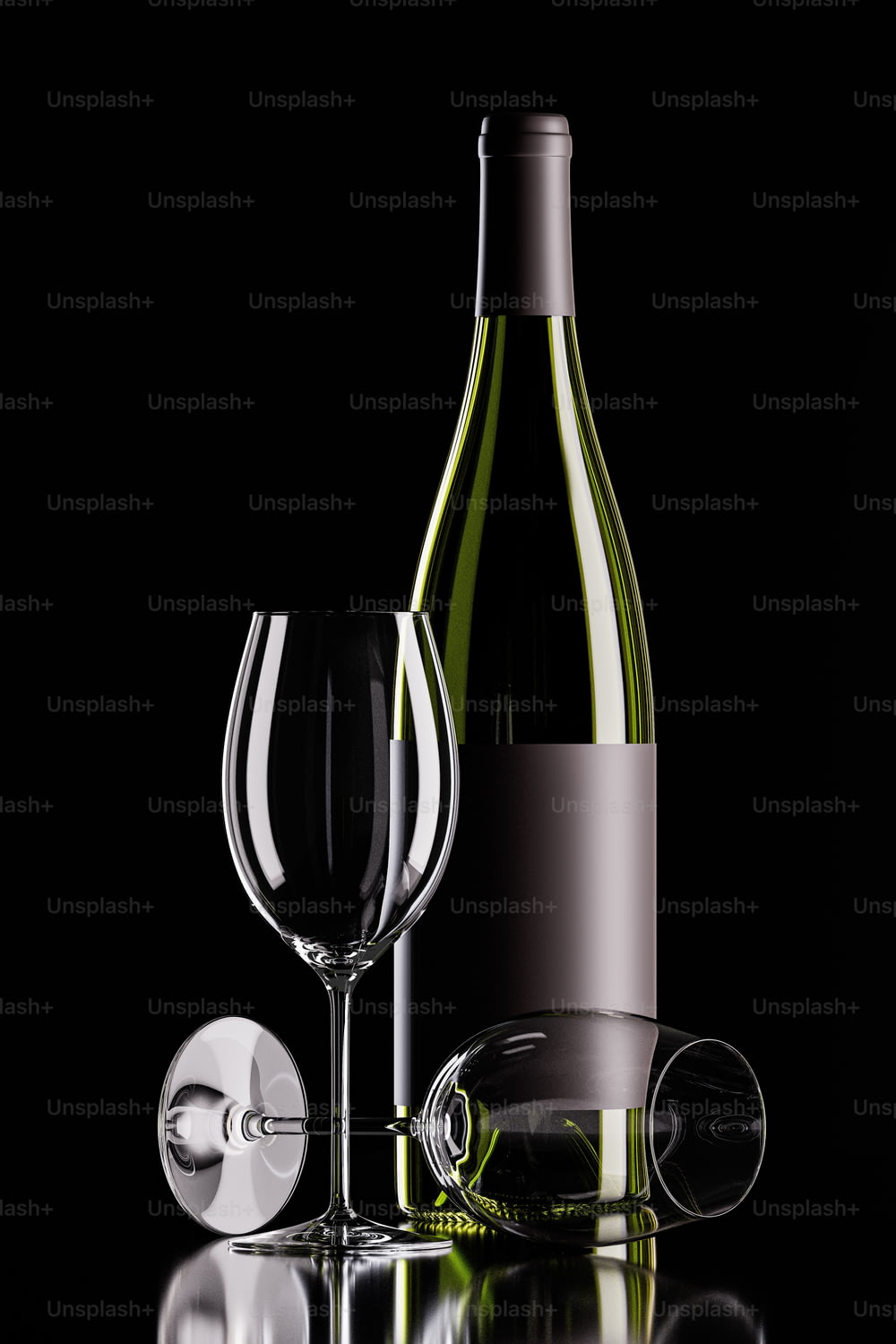 une bouteille de vin à côté d’un verre à vin