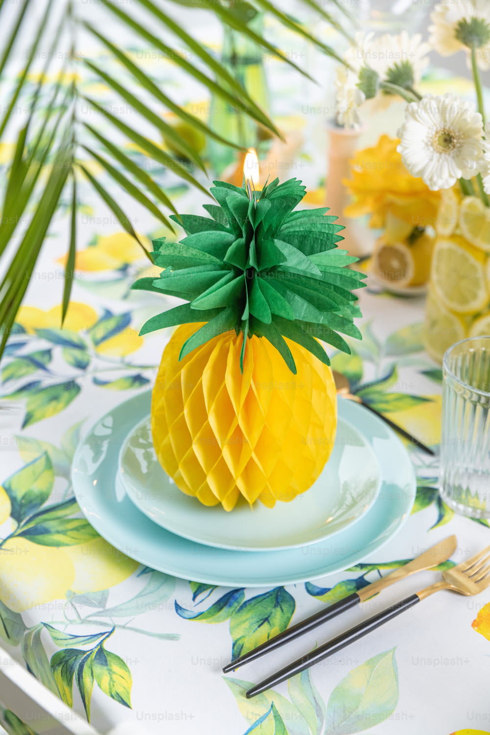 un ananas su un piatto su un tavolo