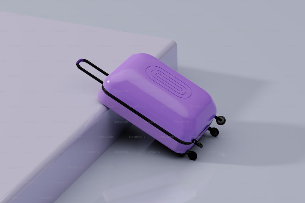 Una pieza de equipaje púrpura sentada encima de una superficie blanca