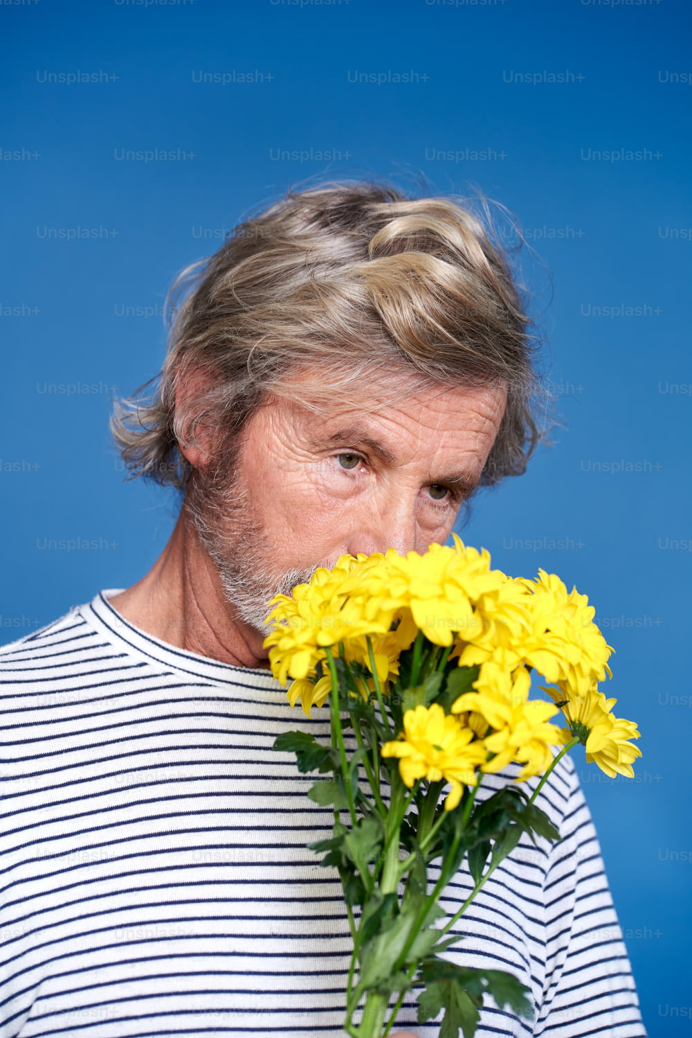黄色い花束を持つ男