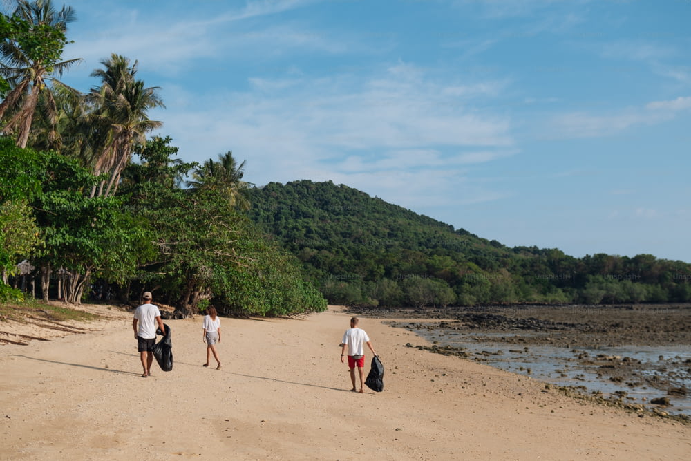 砂浜を歩く人々のグループ