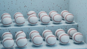 un groupe de balles de baseball assis sur une étagère