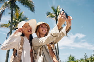 Dos mujeres tomando una foto con un teléfono celular